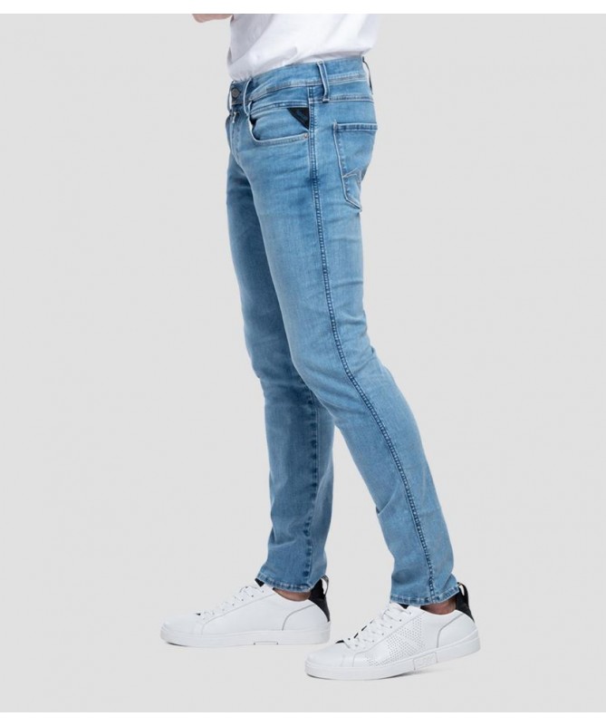 Jean homme Replay coupe slim en denim bleu océan de coton Hyperflex Re-Used stretch extra léger. M914Y .000.661XI36 FIESTA