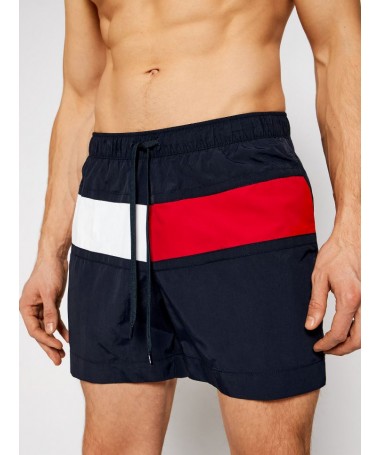 Short de bain Tommy Hilfiger pour homme avec le logo de la marque sur le devant. UM0UM02055 FIESTA CONCEPT STORE
