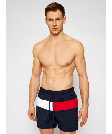 Short de bain Tommy Hilfiger pour homme avec le logo de la marque sur le devant. UM0UM02055 FIESTA CONCEPT STORE