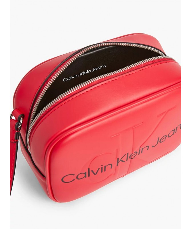 Sac à main Calvin Klein de couleur rouge argenté. K60K609311 FIESTA CONCEPT STORE