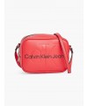 Sac à main Calvin Klein de couleur rouge argenté. K60K609311 FIESTA CONCEPT STORE