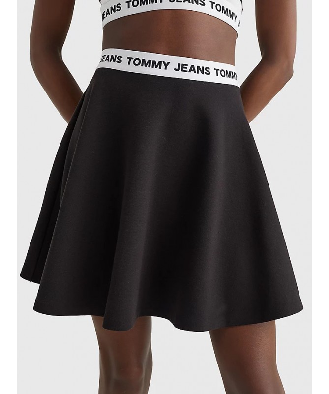 Jupe courte élégante Tommy Hilfiger motif logo sur la ceinture. DW0DW12968 FIESTA CONCEPT STORE