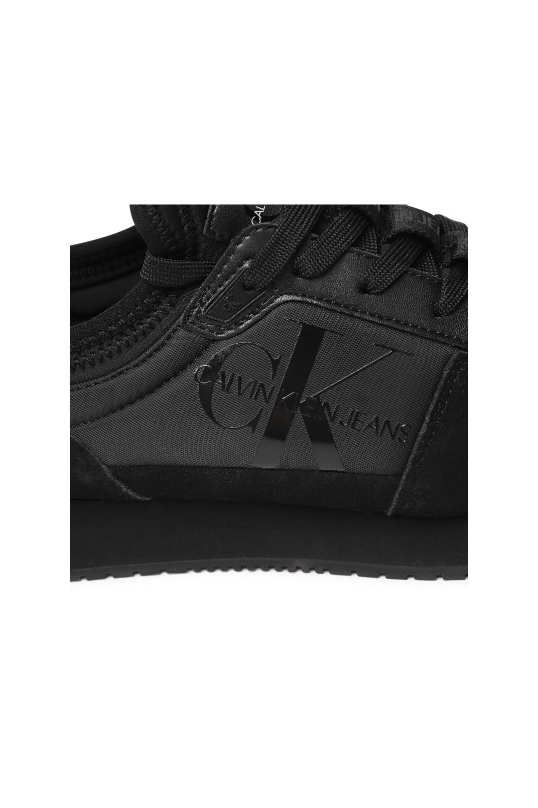 Chaussure mixte sneakers Calvin Klein de couleur noir en daim et simili cuir. YM0YM00040 FIESTA CONCEPT STORE
