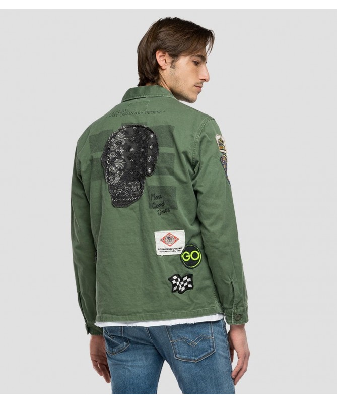 Veste chemise homme en pur coton satin de la marque Replay Fashion Box. Couleur vert militaire. 

M8825H.000.84024

Fiesta