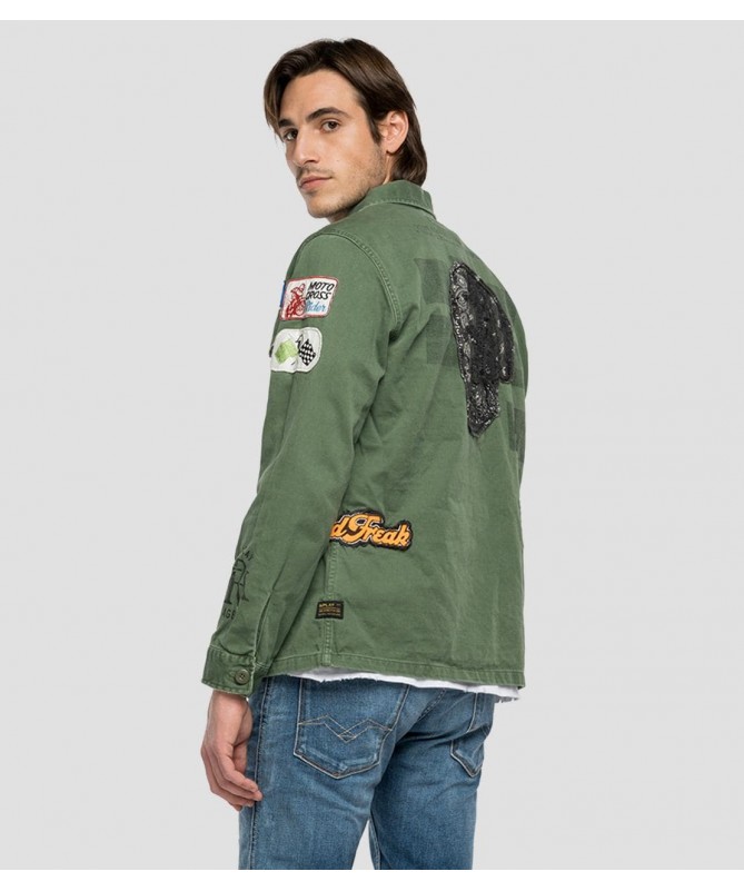Veste chemise homme en pur coton satin de la marque Replay Fashion Box. Couleur vert militaire. 

M8825H.000.84024

Fiesta