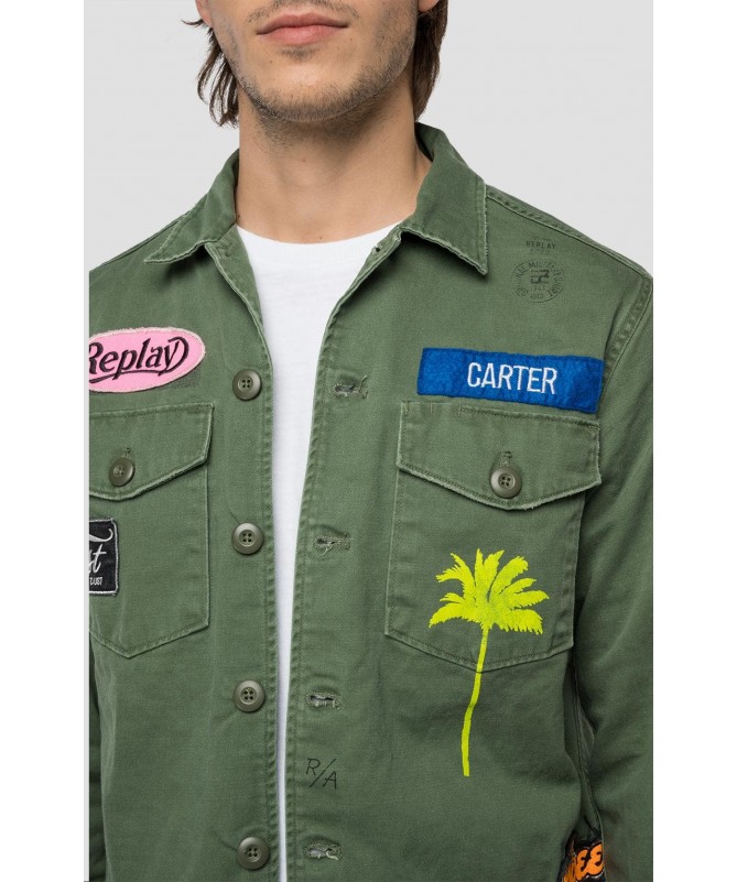 Veste chemise homme en pur coton satin de la marque Replay Fashion Box. Couleur vert militaire. 

M8825H.000.84024

Fiesta