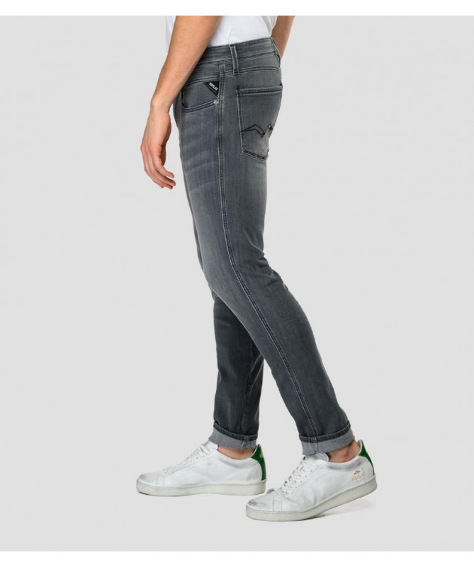 Jean Replay pour homme coupe slim en denim power stretch de couleur lavage gris clair. 
M914Y .000.51A 938 fiesta
