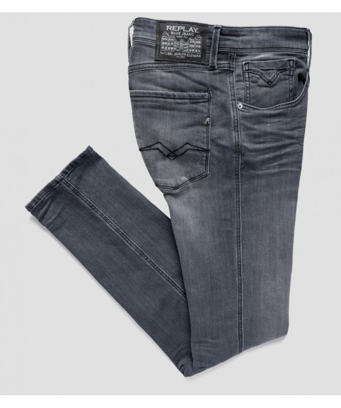 Jean Replay pour homme coupe slim en denim power stretch de couleur lavage gris clair. 
M914Y .000.51A 938 fiesta