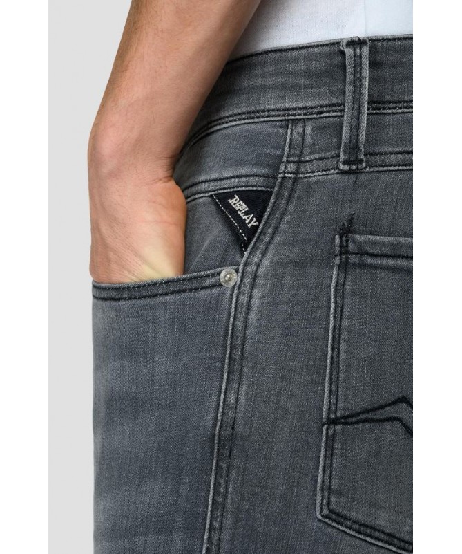 Jean Replay pour homme coupe slim en denim power stretch de couleur lavage gris clair. 
M914Y .000.51A 938 fiesta