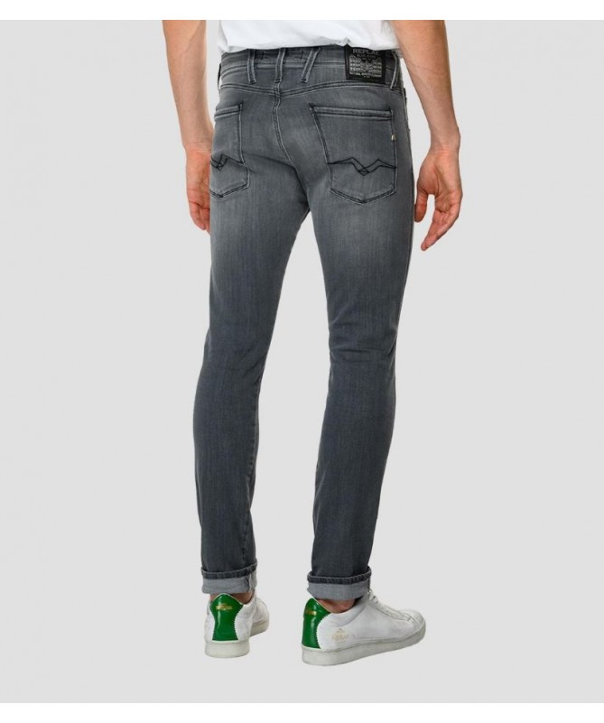 Jean Replay pour homme coupe slim en denim power stretch de couleur lavage gris clair. 
M914Y .000.51A 938 fiesta
