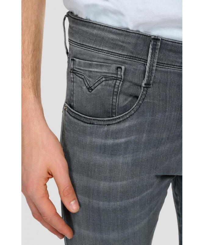 Jean Replay pour homme coupe slim en denim power stretch de couleur lavage gris clair. 
M914Y .000.51A 938 fiesta