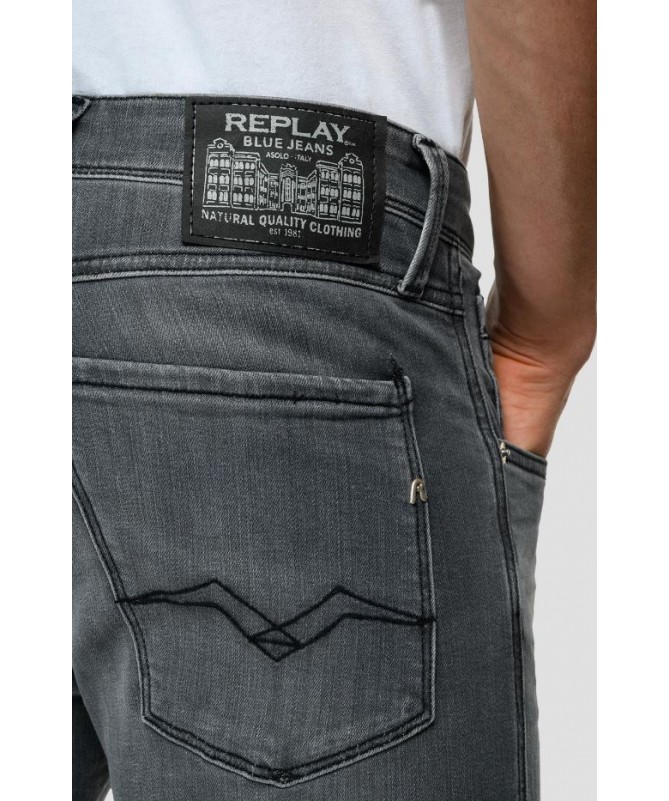 Jean Replay pour homme coupe slim en denim power stretch de couleur lavage gris clair. 
M914Y .000.51A 938 fiesta