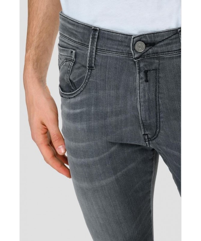 Jean Replay pour homme coupe slim en denim power stretch de couleur lavage gris clair. 
M914Y .000.51A 938 fiesta