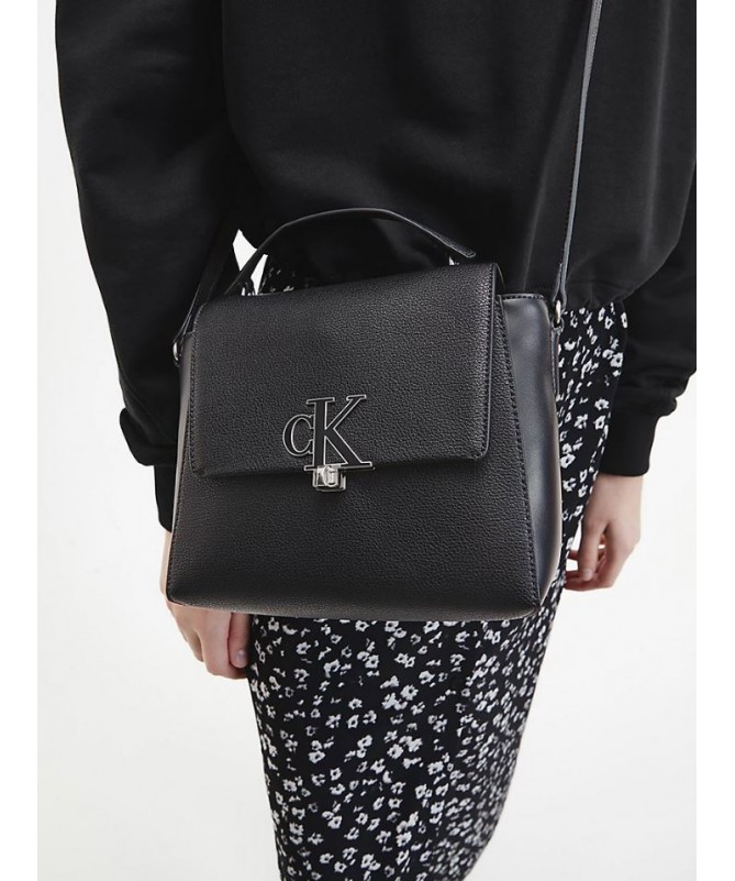 SAC À MAIN BANDOULIÈRE CALVIN KLEIN POUR FEMME EN SIMILI CUIR GRAINÉ FIN. K60K609289 FIESTA